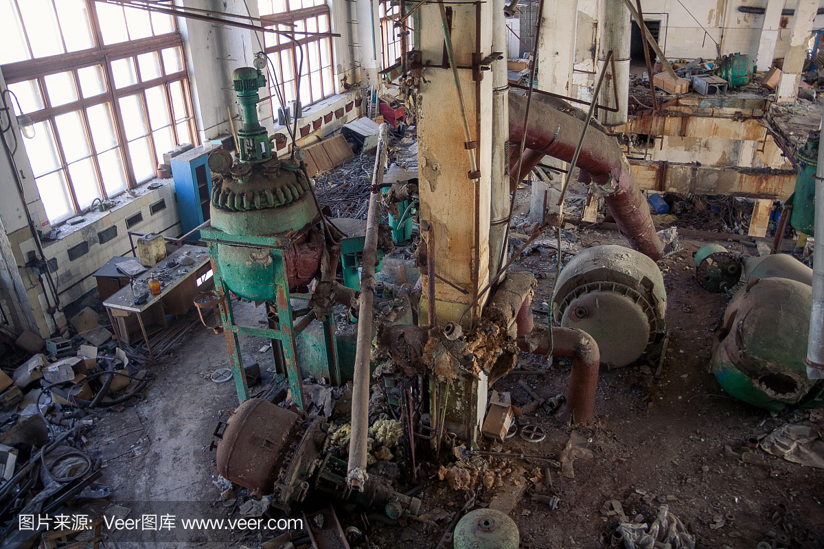 废弃的化学制药维生素厂和设备的残骸
